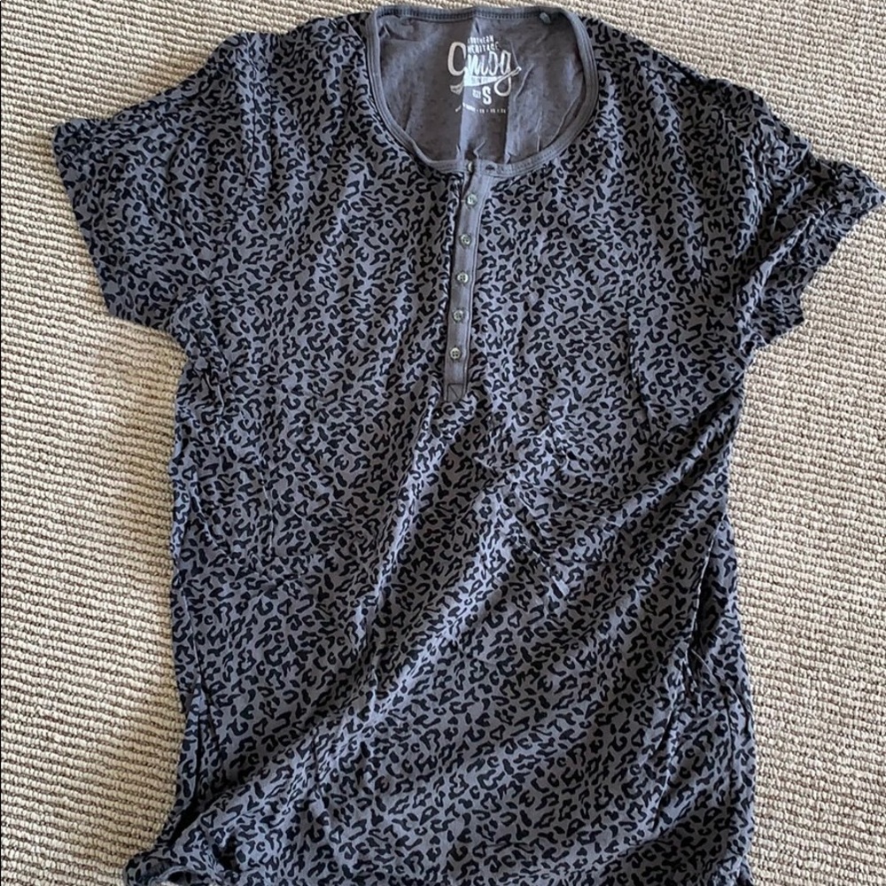 Gray cheetah print t shirt